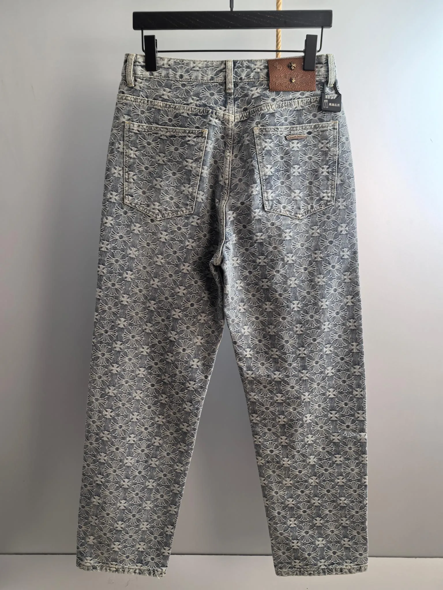 P960 Chrome Hearts Exclusively available in autumn and winter new counters, the same style denim suit can be sold separately, breathable, comfortable and casual! Full of high-end feel! The details are exquisite and high-end, and the workmanship is impeccable! The original high-end fabric is very high-end! The fabric is soft, delicate and comfortable, moisture-absorbent, quick-drying, breathable, neat and stylish. Top M-3XL, pants 29-36